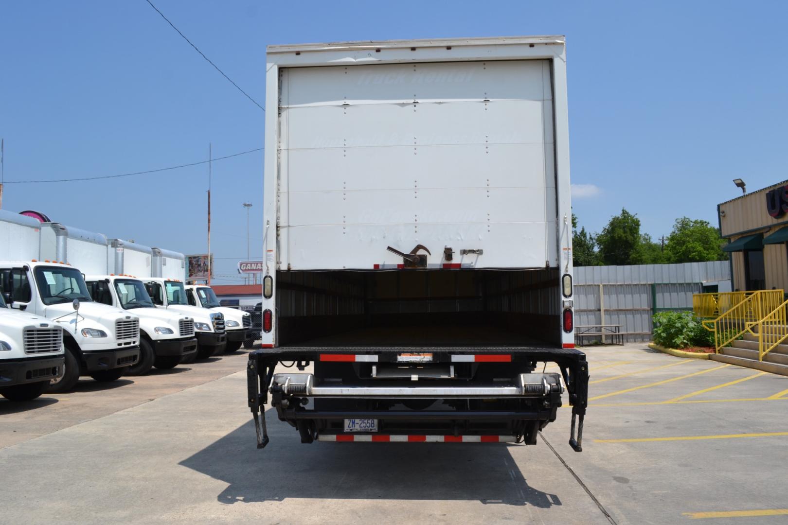 2017 WHITE /BLACK FREIGHTLINER M2-106 with an CUMMINS ISB 6.7L 220HP engine, ALLISON 2200RDS AUTOMATIC transmission, located at 9172 North Fwy, Houston, TX, 77037, (713) 910-6868, 29.887470, -95.411903 - 26,000LB GVWR NON CDL, MORGAN 26FT BOX, 13'1FT CLEARANCE, 103" X 102", MAXON 3,000LB CAPACITY ALUMINUM LIFT GATE, AIR RIDE, 80 GALLON FUAL TANK, COLD A/C , CRUISE CONTROL, BENCH SEAT, E-TRACKS - Photo#5